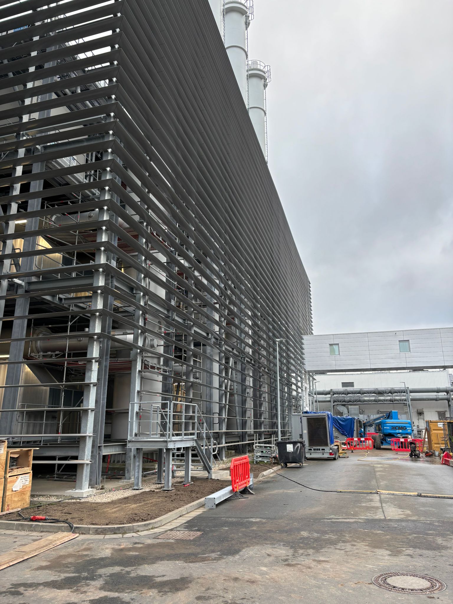 Installation of steel structures for louvers – Frankfurt