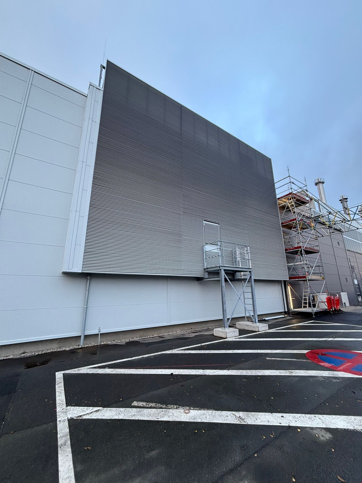 Installation of Aluminum Louver Facade – Frankfurt